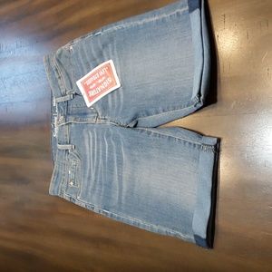Women's NWT Levi's Bermuda shorts size 2 $20.00 #231